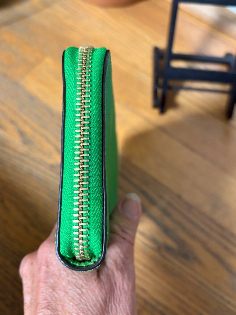 Michael Kors Jet Set Continental Wallet in a textured green Saffiano leather - Picture 9 of 10